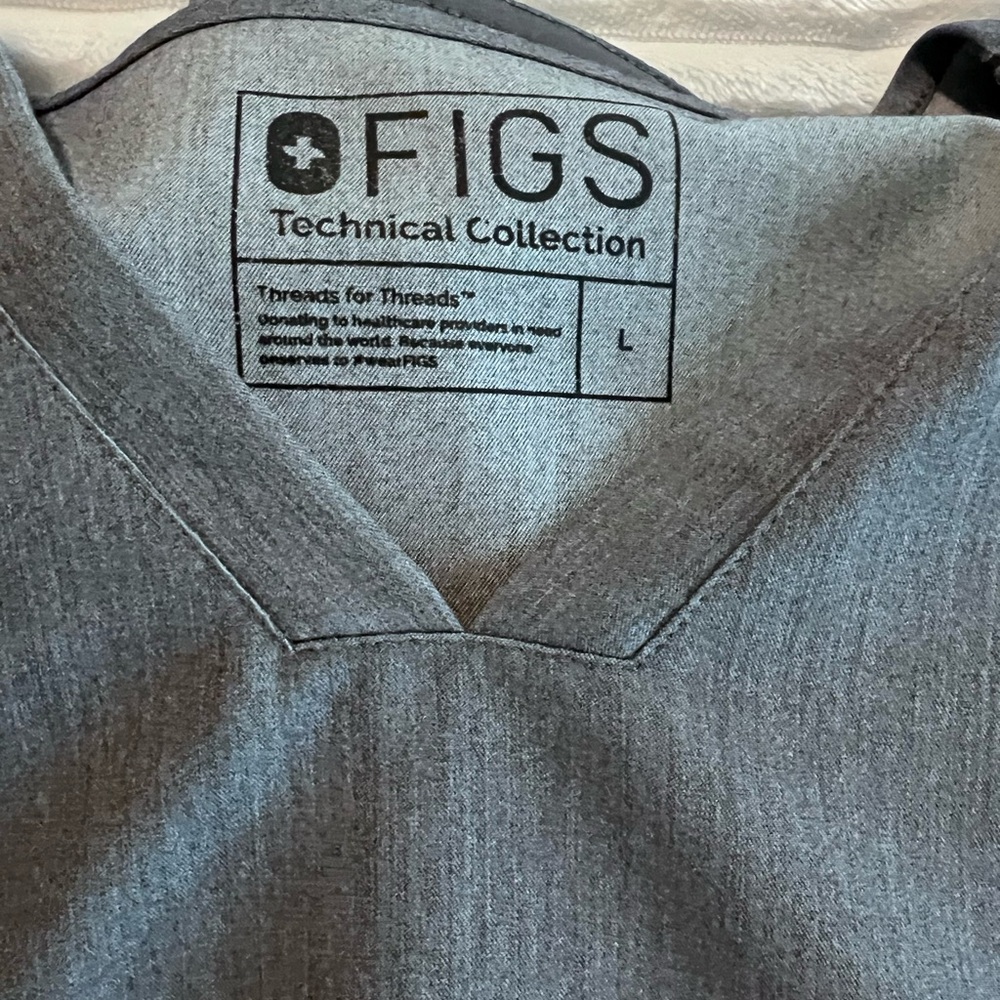 Figs Women’s Charcoal Scrub Set